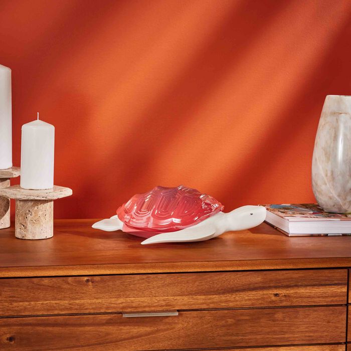 لادرو منحوتة على شكل سلحفاة متوسطة حمراء