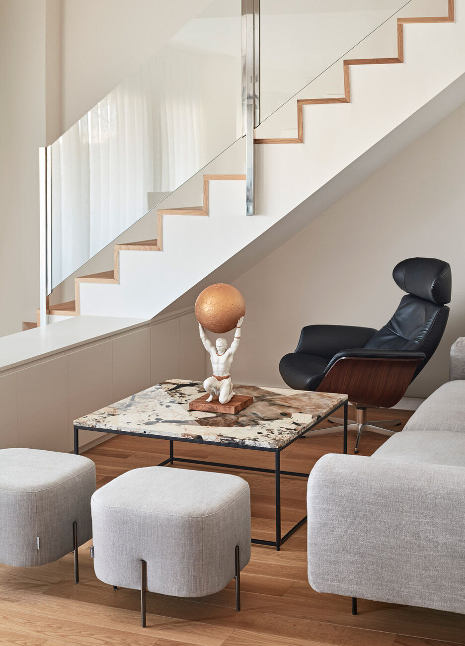 لادرو منحوتة أطلس كبيرة بنية