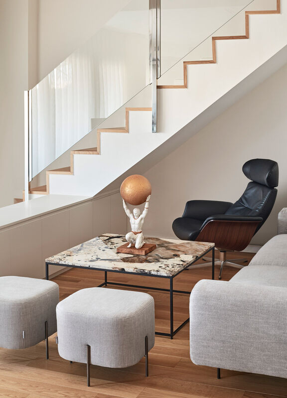 لادرو منحوتة أطلس كبيرة بنية