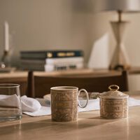 كوب المشروبات الساخنة باروكو بلون البيج فيرساتشي كوب المشروبات الساخنة باروكو بلون البيج