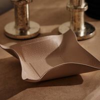 جيوبانيارا صينية إيلي صعب مونوغرام تورون للمقتنيات الصغيرة مربعة باللون البيج