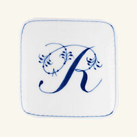 رويال كوبنهاغن علبة بونبونير الفابيت كوليكشن مع حرف r باللون الأبيض