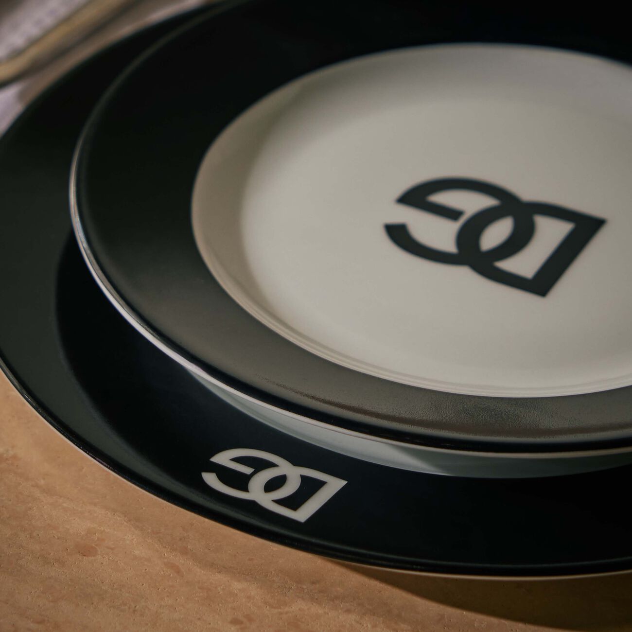 دولتشي أند غابانا كازا طقم دولتشي آند غابانا لوغو المؤلف من طبقين للخبز في تصميم دائري 19 سم