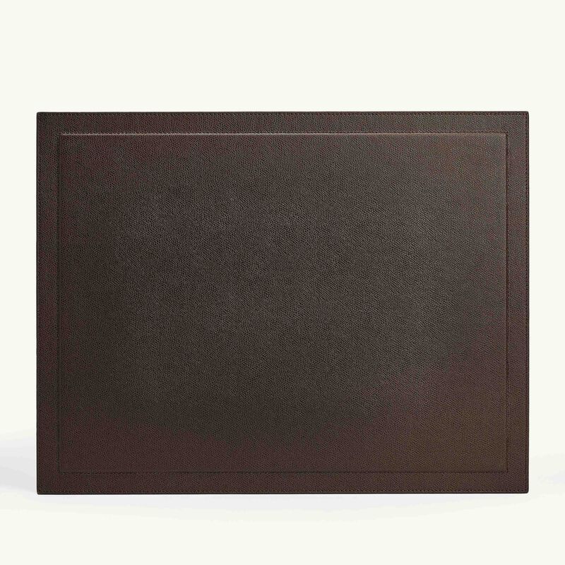 جيوبانيارا قاعدة الكتابة فيل باللون البني