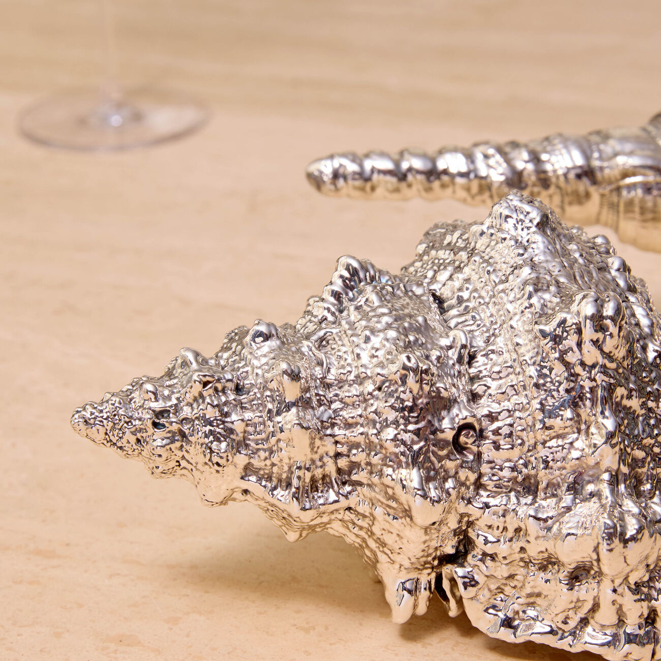 بوتشيلاتي منحوتة بتصميم صدفة بورسا بوبو فضية بحجم متوسط