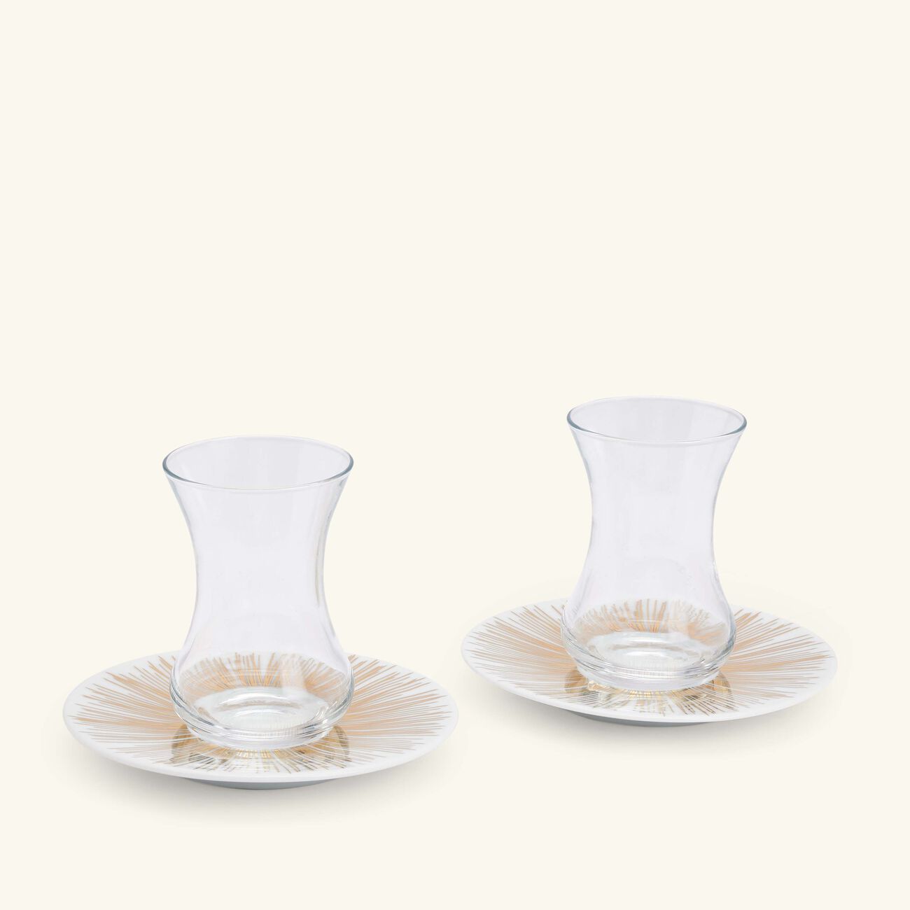 صلصال طقم تمرة بالتعاون مع رزان العزوني سترايبس المؤلف من فنجانين عربيين للشاي مع صحنيهما باللون الذهبي