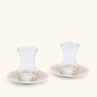 صلصال طقم تمرة بالتعاون مع رزان العزوني سترايبس المؤلف من فنجانين عربيين للشاي مع صحنيهما باللون الذهبي