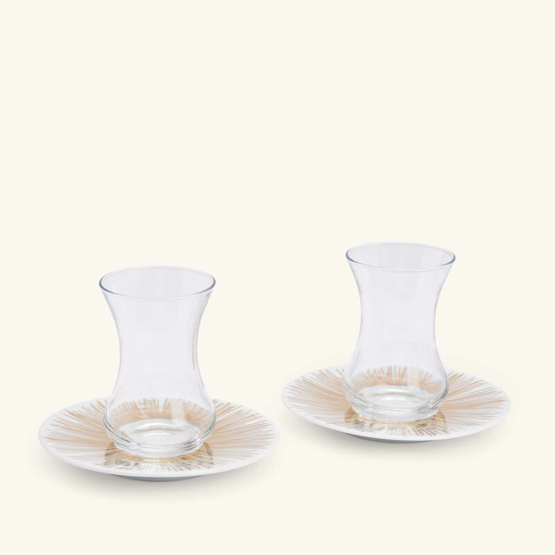 صلصال طقم تمرة بالتعاون مع رزان العزوني سترايبس المؤلف من فنجانين عربيين للشاي مع صحنيهما باللون الذهبي