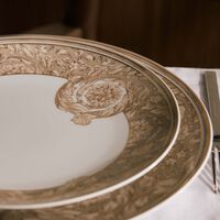 فيرساتشي طبق الطعام المستدير باروكو بلون البيج   28 سم