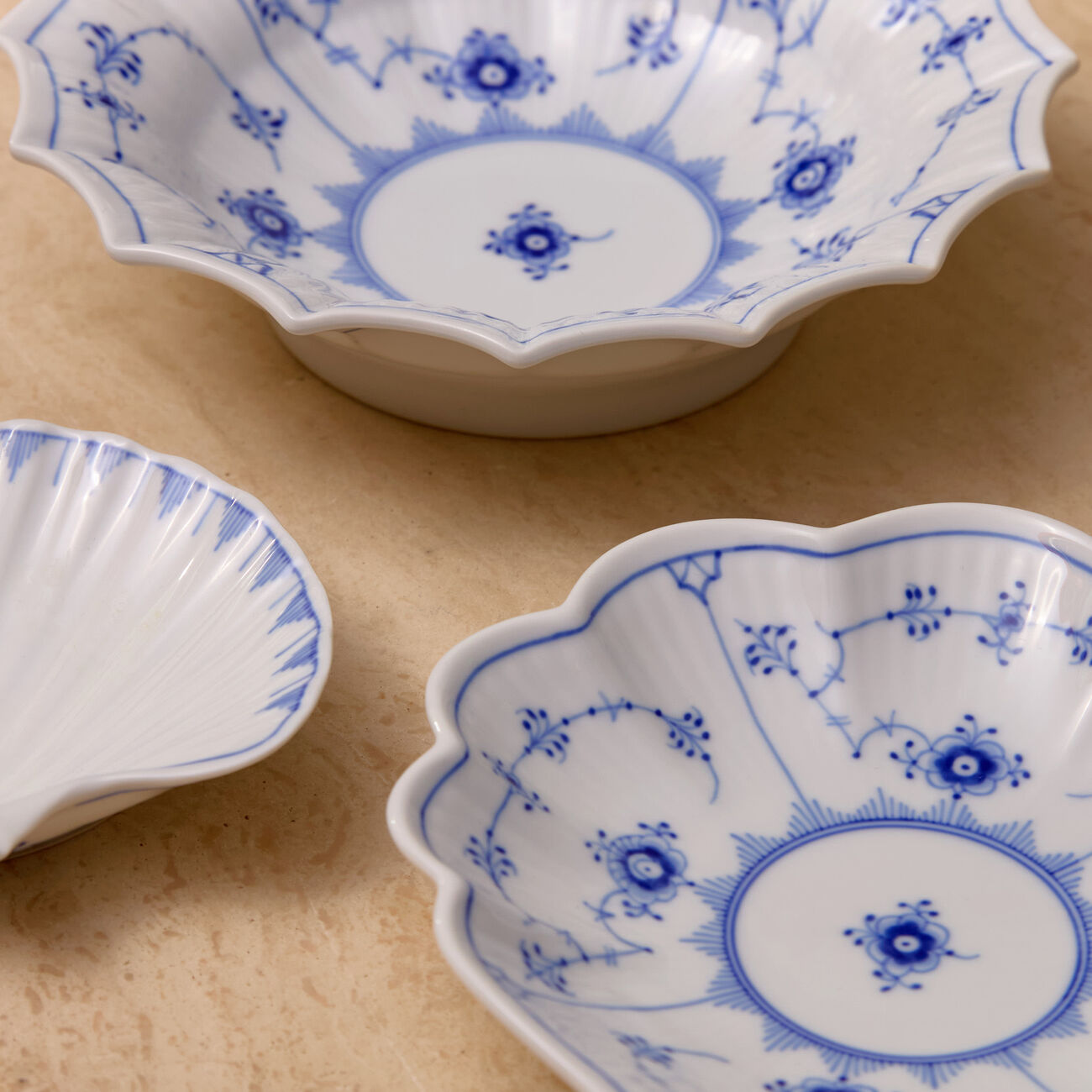 رويال كوبنهاغن طقم أطباق التقديم بلو فلوتد بلاين أبيض من ثلاثة أطباق