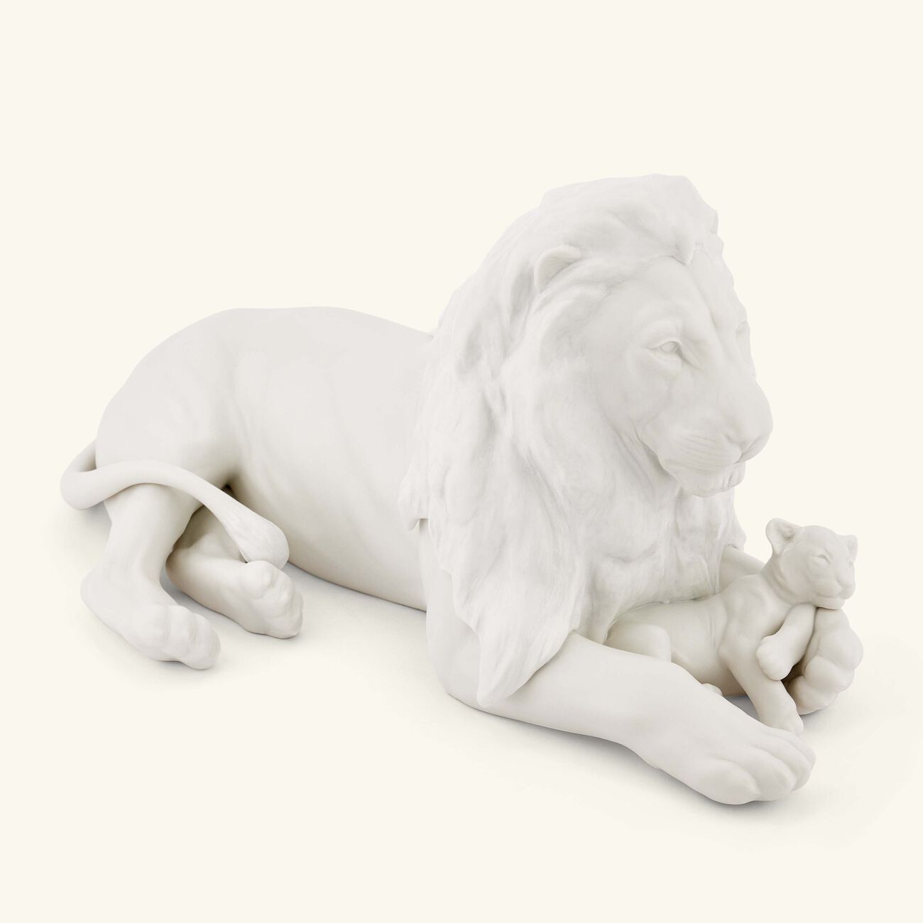 لادرو منحوتة أسد مع شبله صغيرة بيضاء