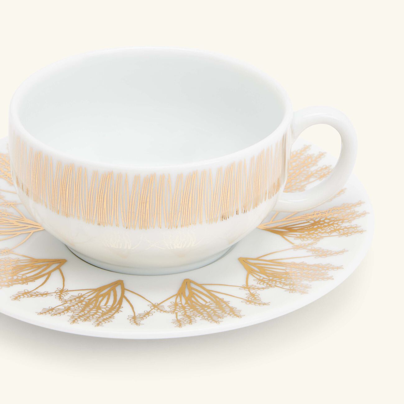 صلصال طقم تمرة بالتعاون مع رزان العزوني المؤلف من 2 فنجانين للشاي مع صحنيهما باللون الذهبي