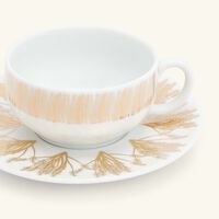 صلصال طقم تمرة بالتعاون مع رزان العزوني المؤلف من 2 فنجانين للشاي مع صحنيهما باللون الذهبي