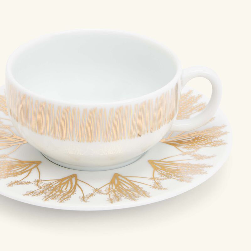 صلصال طقم تمرة بالتعاون مع رزان العزوني المؤلف من 2 فنجانين للشاي مع صحنيهما باللون الذهبي