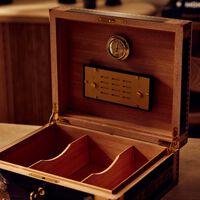 إيلي بلو صندوق حفظ السيجار فلورا دي ألبا باللون الأسود