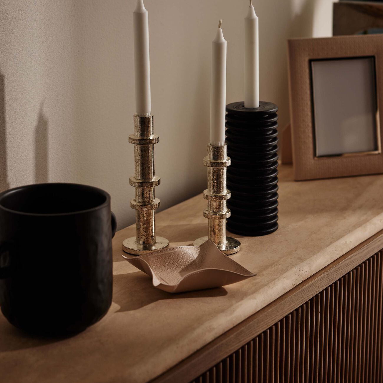 جيوبانيارا صينية إيلي صعب مونوغرام تورون للمقتنيات الصغيرة مربعة باللون البيج