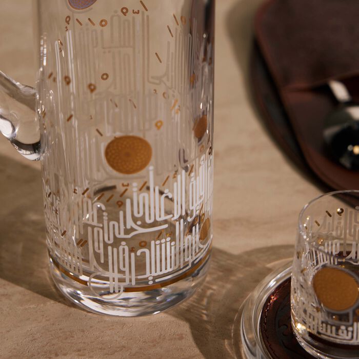 دملاج طقم حياة المؤلف من 6 أكواب زجاجية مع إبريق باللون الذهبي