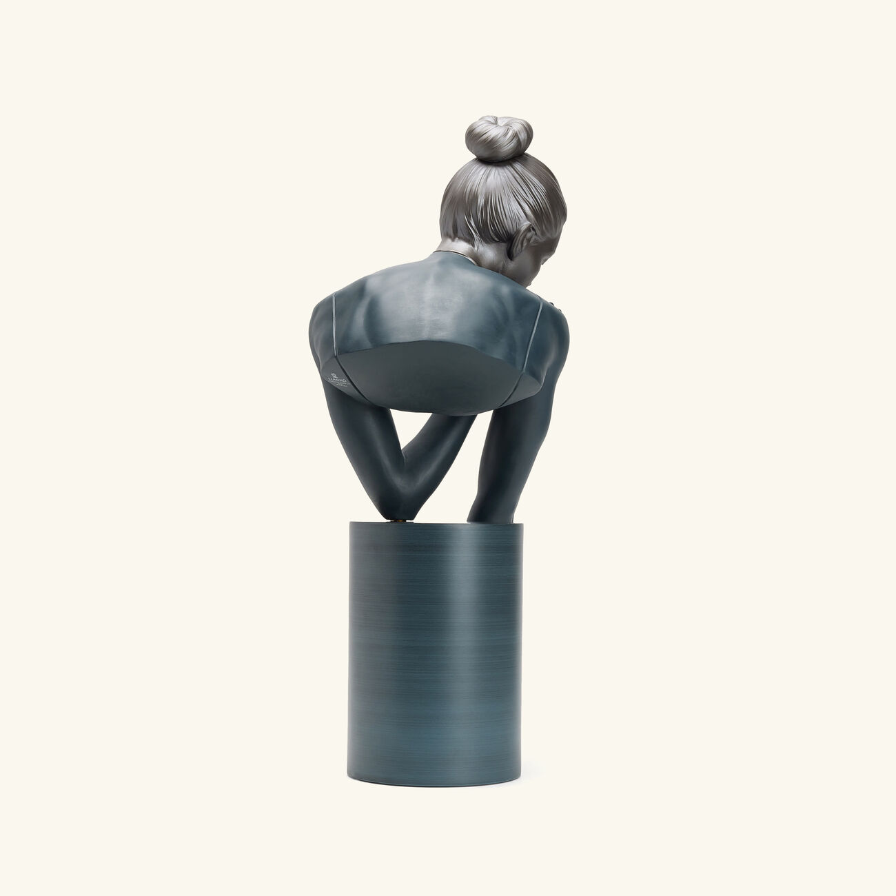 لادرو منحوتة ريفلكشنز أوف نيتشر متوسطة سوداء  من أجلها