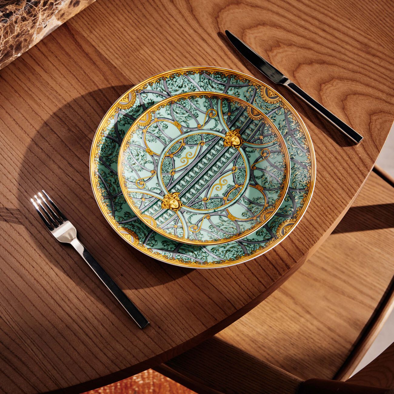 فيرساتشي طبق سكالا ديل بالاتسو دائري أخضر 21 سم