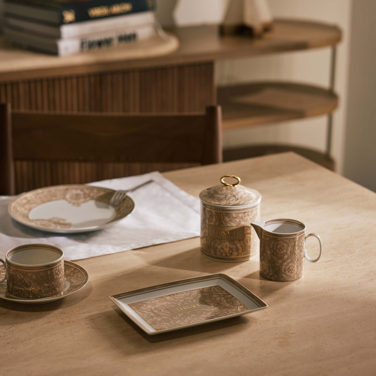 فيرساتشي طبق الضيافة باروكو بلون البيج   18 سم