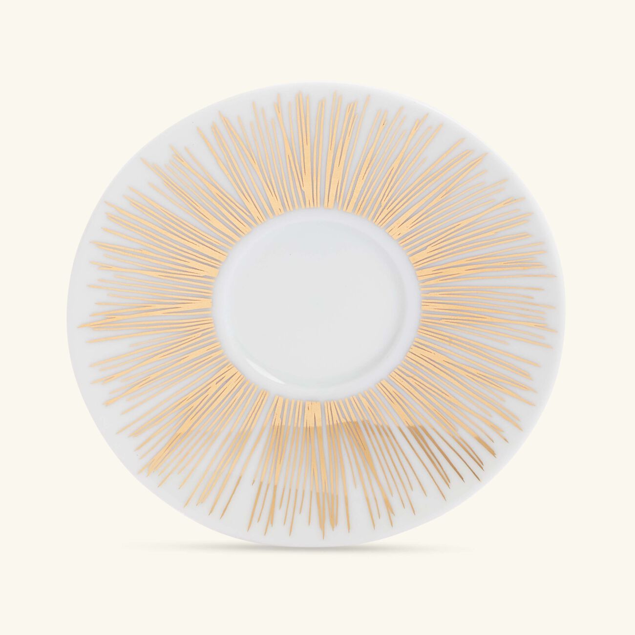 صلصال طقم تمرة بالتعاون مع رزان العزوني سترايبس توب المؤلف من فنجانين للقهوة مع صحنيهما باللون الذهبي