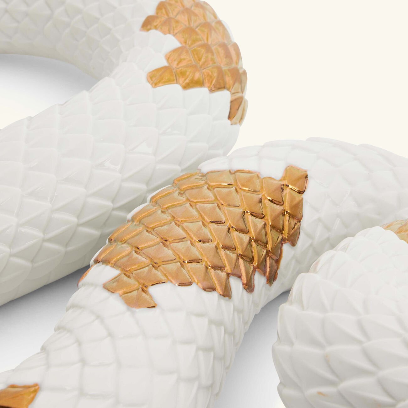 لادرو منحوتة على شكل ثعبان كبيرة ذهبية