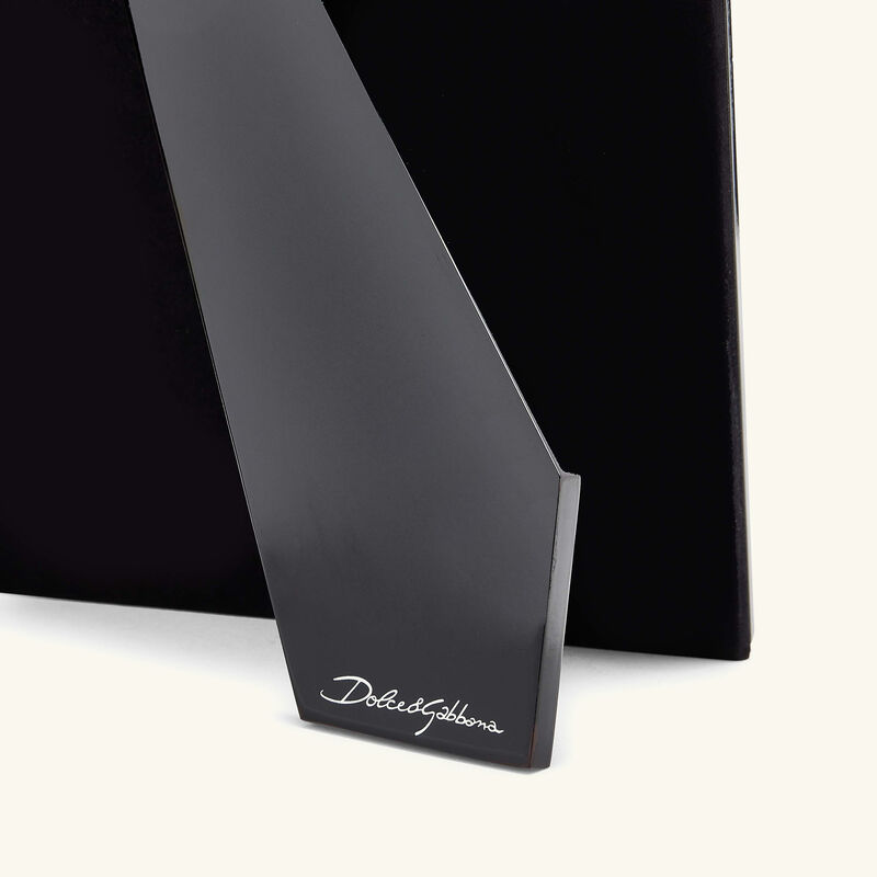 دولتشي أند غابانا كازا إطار صور خشبي مطلي بالورنيش أسود 17 22 سم