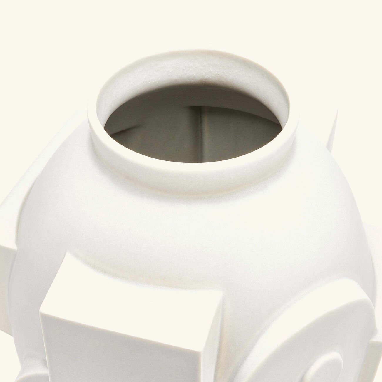 مزهرية ميتروبوليس كبيرة بيضاء جوناثان أدلر مزهرية ميتروبوليس كبيرة بيضاء