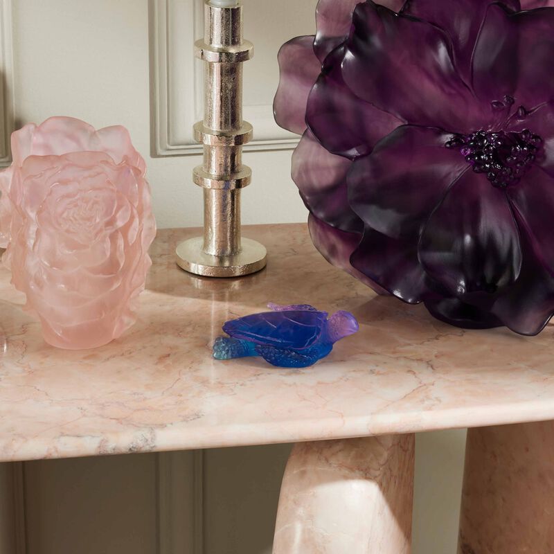 دوم منحوتة مير دو كوراي على شكل سلحفاة بحرية صغيرة جدًا زرقاء