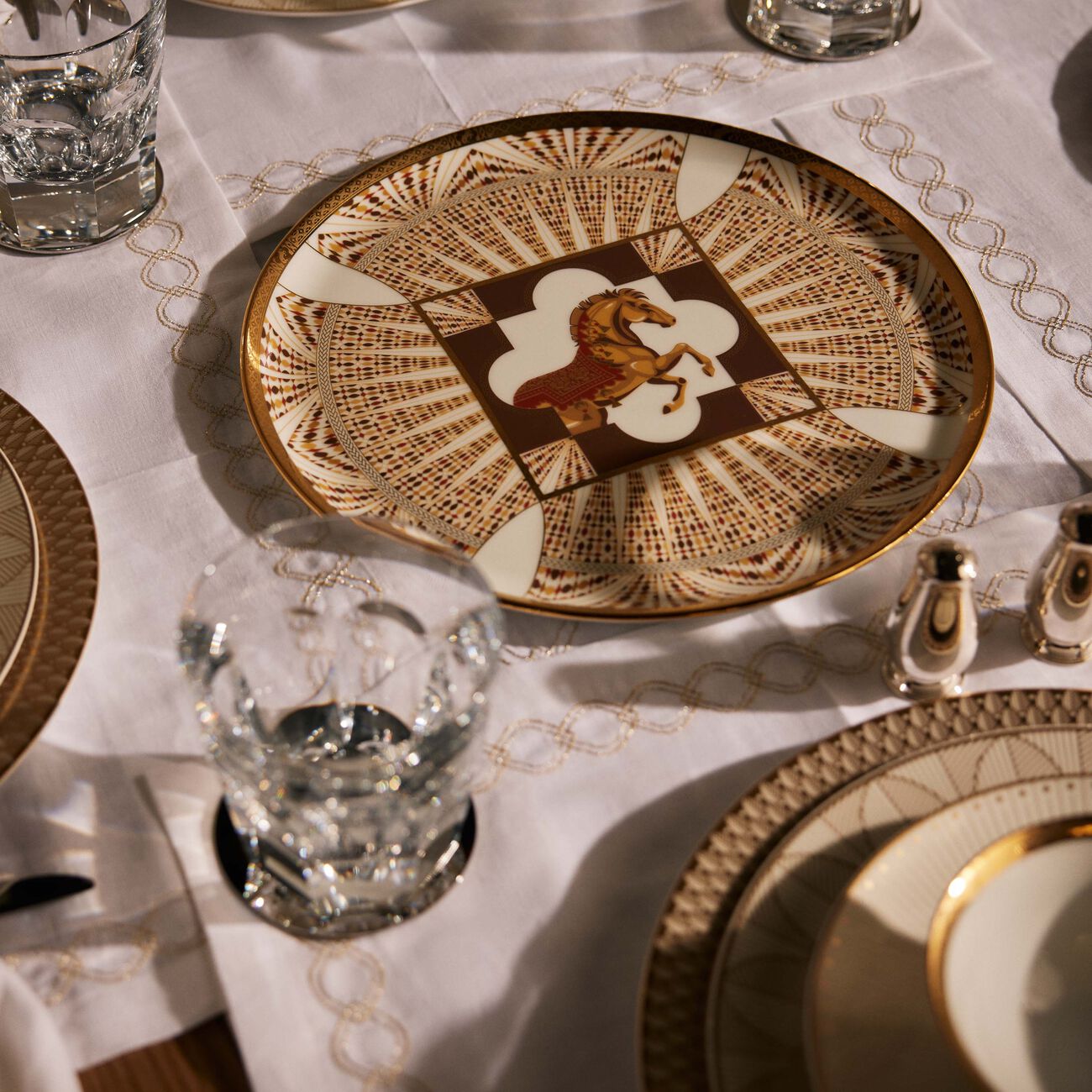 هافيلاند طبق التقديم الدائري كافالييه رويال باللون الذهبي 27 سم