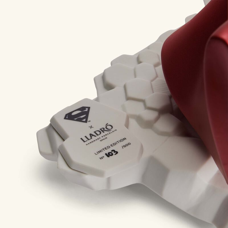 لادرو منحوتة سوبرمان بحجم كبير