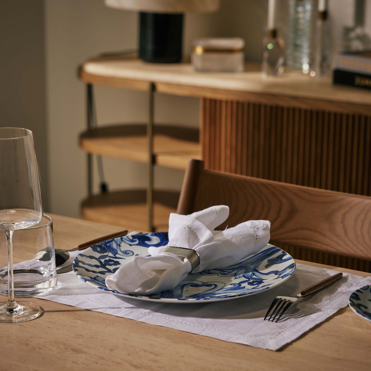 طبق كبير بلو ميديترانيو فيوري بيكولو باللون الأزرق 31 سم دولتشي أند غابانا كازا طبق كبير بلو ميديترانيو فيوري بيكولو باللون الأزرق 31 سم