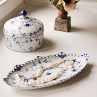 رويال كوبنهاغن علبة بونبونير بلو فلوتد بلاين باللون الأبيض