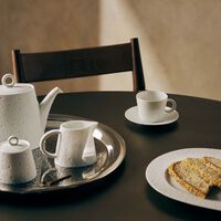 برناردو فنجان شاي مع صحنه أبيض