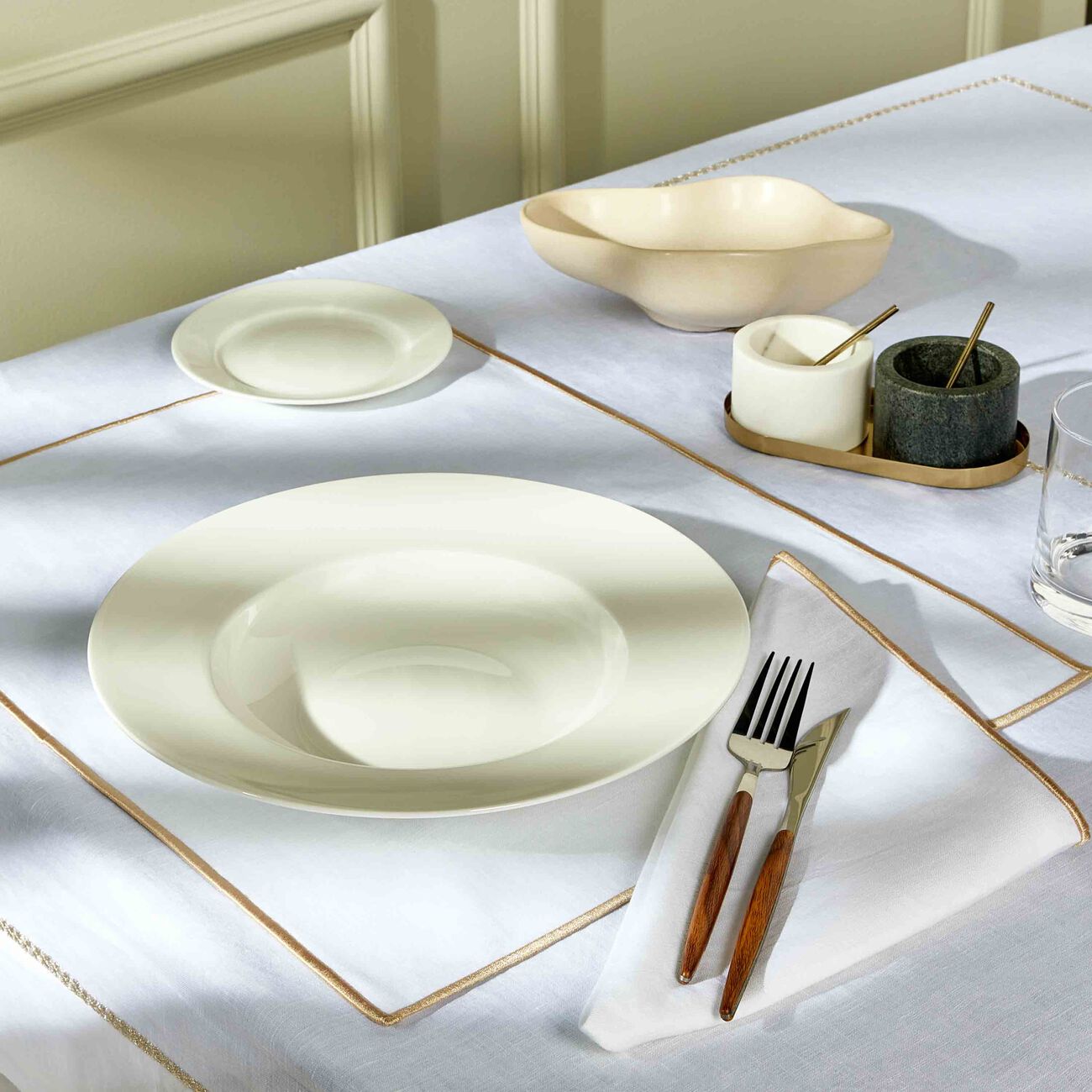 كاترين دينوال مفرش الأطباق بوهو باللون الذهبي