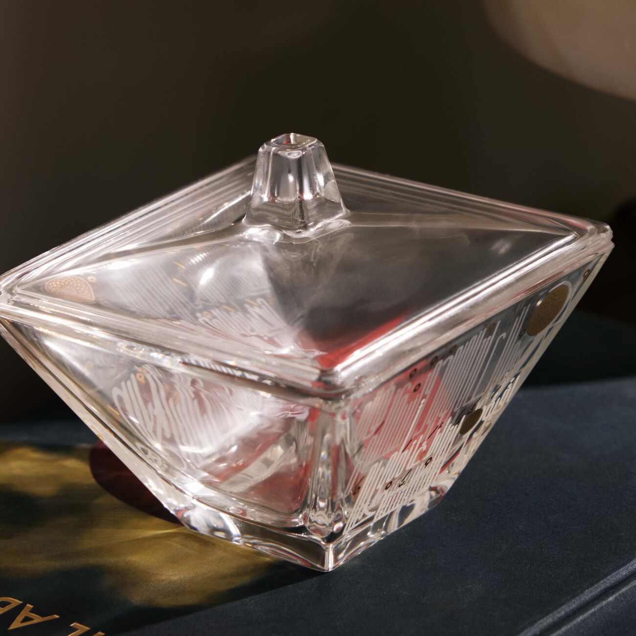 دملاج وعاء الضيافة حياة ذهبي اللون