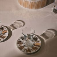 صلصال طقم تمرة بالتعاون مع رزان العزوني برانش المؤلف من فنجانين عربيين للشاي مع صحنيهما باللون الذهبي