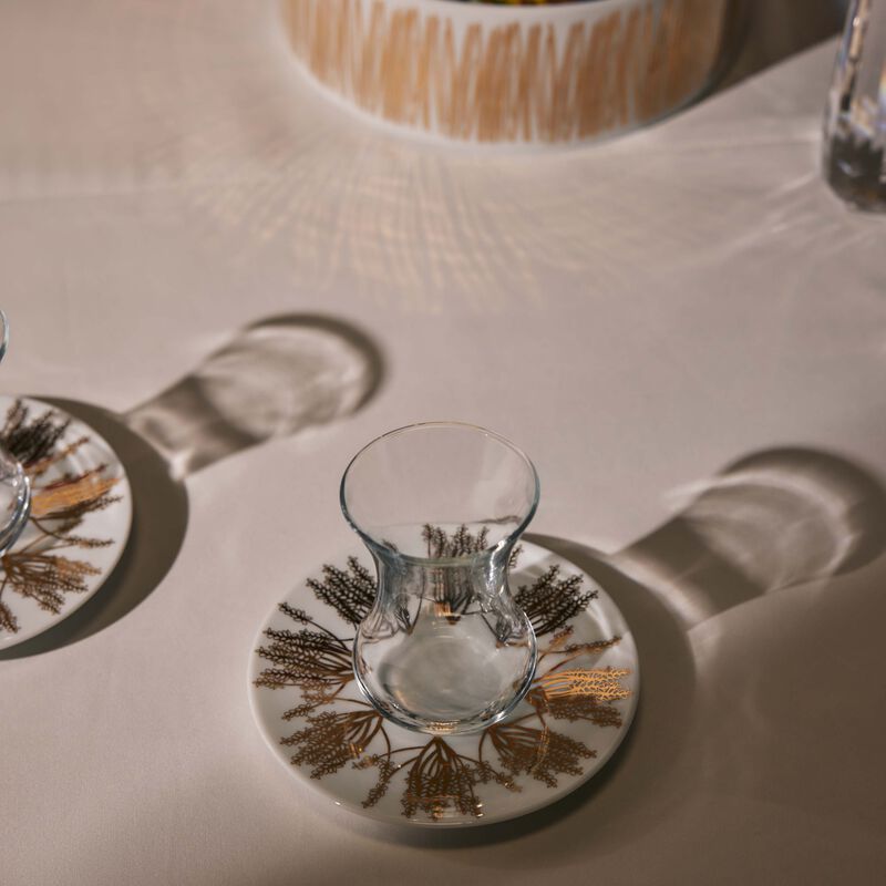 صلصال طقم تمرة بالتعاون مع رزان العزوني برانش المؤلف من فنجانين عربيين للشاي مع صحنيهما باللون الذهبي