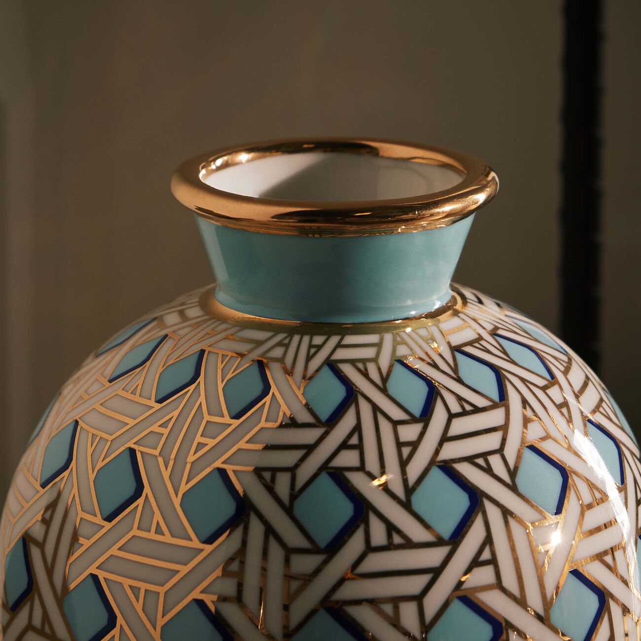 جوناثان أدلر مزهرية باسكيت ويف صغيرة دائرية باللون الأزرق