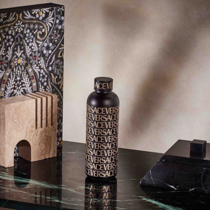 فيرساتشي زجاجة ماء مزينة بالكامل بشعار الدار