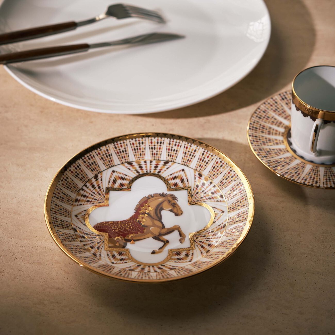 هافيلاند طقم كافالييه رويال المؤلف من طبقين للخبز والزبدة بتصميم دائري ونقوش ذهبية بقياس 16 سم