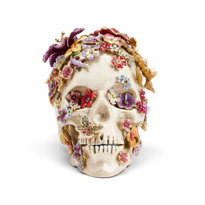 منحوتة أوليفر على شكل جمجمة مزيّنة بأزهار, medium
