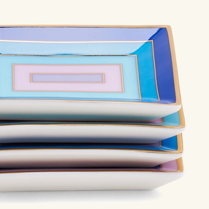 طقم سكالا مؤلف من 4 صينيات للحلى والمجوهرات صغيرة باللون الأزرق جوناثان أدلر طقم سكالا مؤلف من 4 صينيات للحلى والمجوهرات صغيرة باللون الأزرق