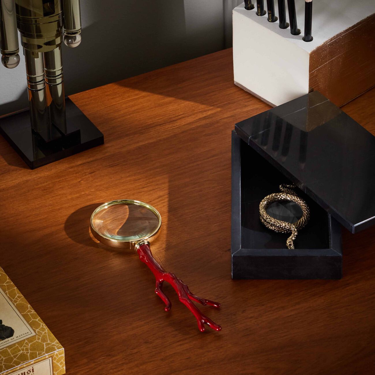 لوبجيه عدسة مكبرة بإطار على شكل ثعبان صغيرة باللون الذهبي