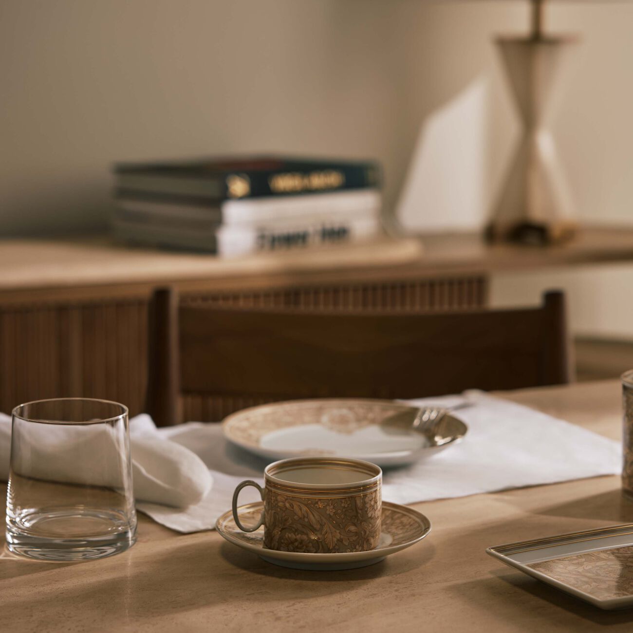 فيرساتشي فنجان الشاي باروكو مع صحنه بلون البيج