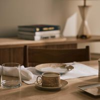 فيرساتشي فنجان الشاي باروكو مع صحنه بلون البيج