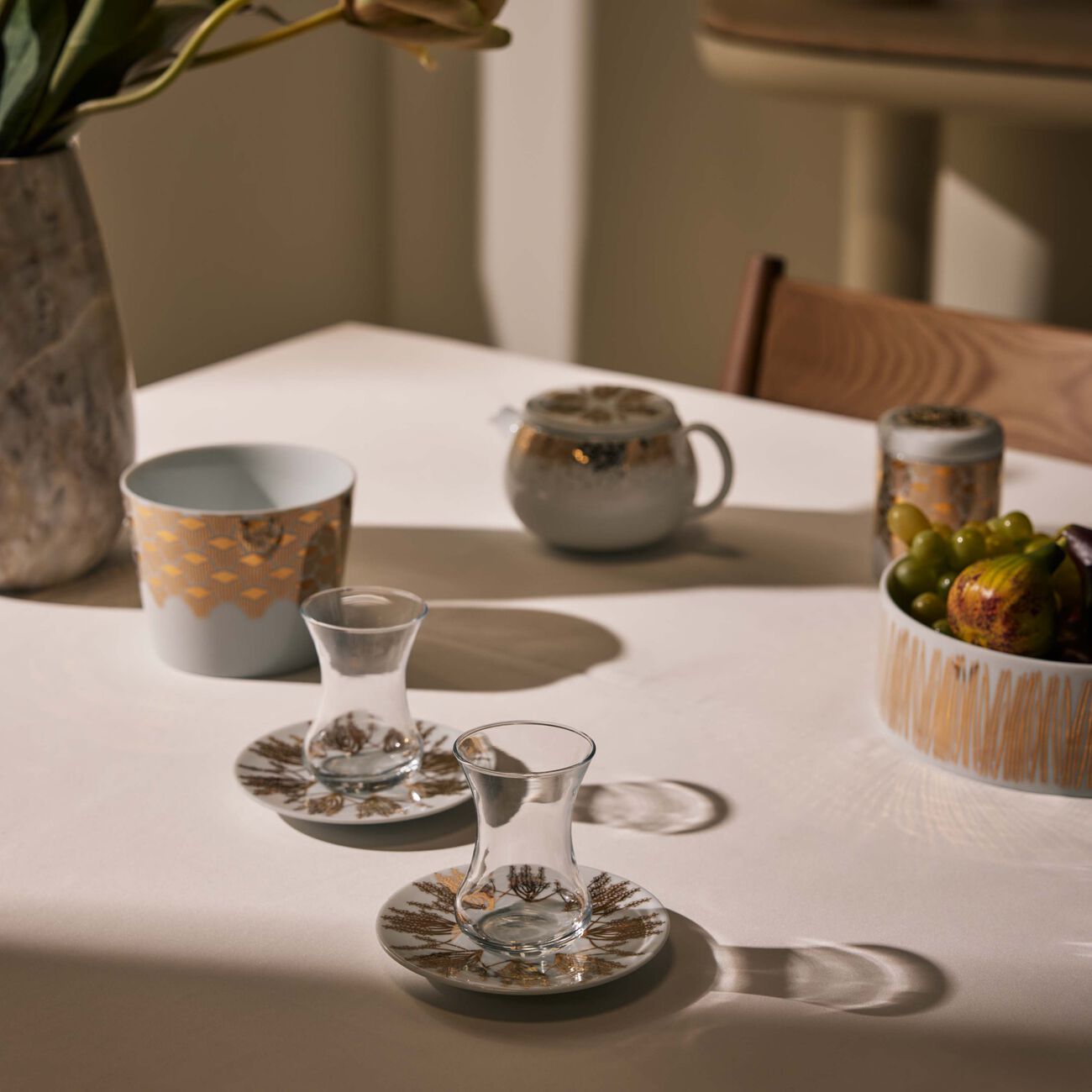 صلصال طقم تمرة بالتعاون مع رزان العزوني برانش المؤلف من فنجانين عربيين للشاي مع صحنيهما باللون الذهبي