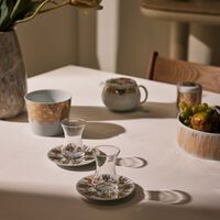 صلصال طقم تمرة بالتعاون مع رزان العزوني برانش المؤلف من فنجانين عربيين للشاي مع صحنيهما باللون الذهبي