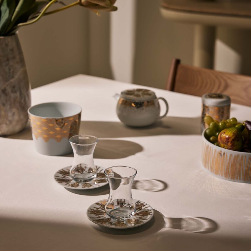 صلصال طقم تمرة بالتعاون مع رزان العزوني برانش المؤلف من فنجانين عربيين للشاي مع صحنيهما باللون الذهبي