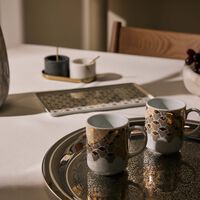 صلصال طقم تمرة بالتعاون مع رزان العزوني المؤلف من كوبين للشاي والقهوة باللون الذهبي